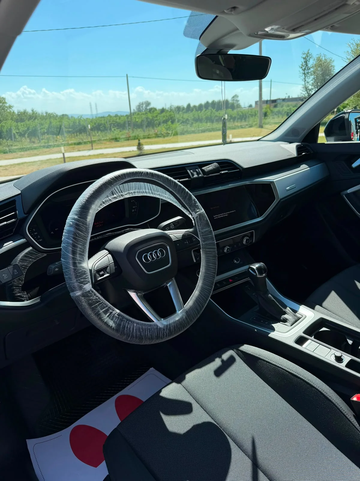 Abitacolo Audi visto dal lato guida