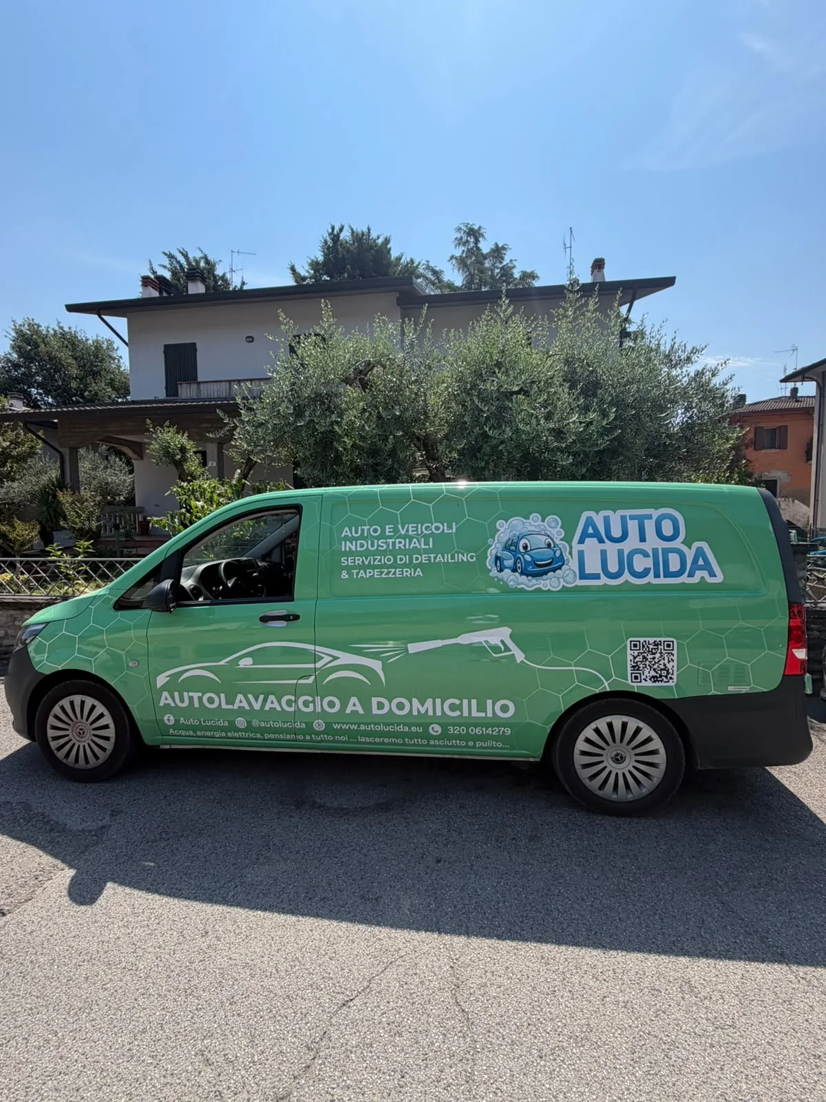 Furgone verde Auto Lucida